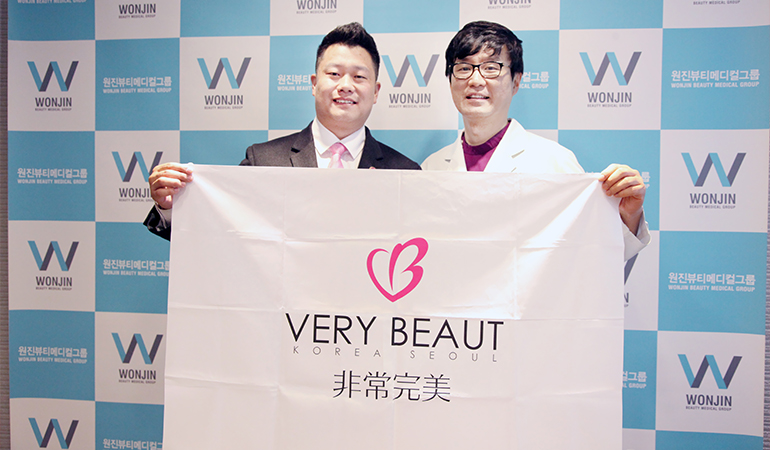 非常完美總裁鄭朝峰考察認(rèn)證韓國(guó)原辰整形外科醫(yī)院并與代表院長(zhǎng)樸原辰合影