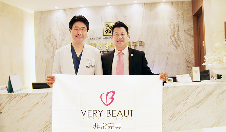 非常完美總裁鄭朝峰考察認(rèn)證并與代表院長(zhǎng)崔寓植合影